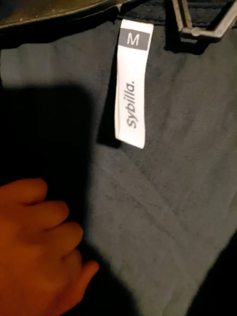 Blusa negra con volantes y mangas abullonadas - 2