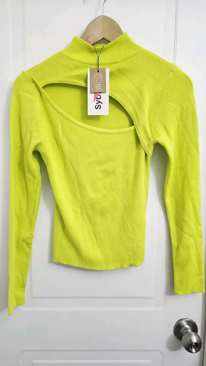 Polera amarilla de manga larga con cuello alto