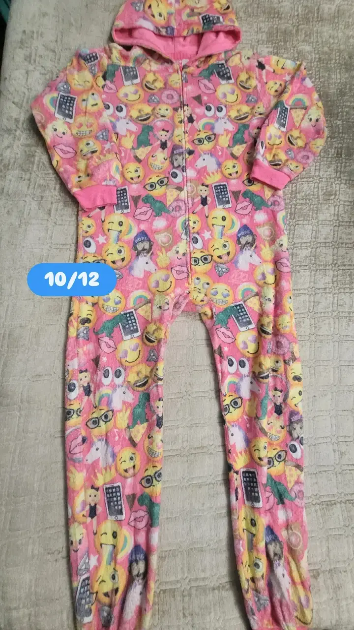 Pijama enterizo infantil con diseño de emojis
