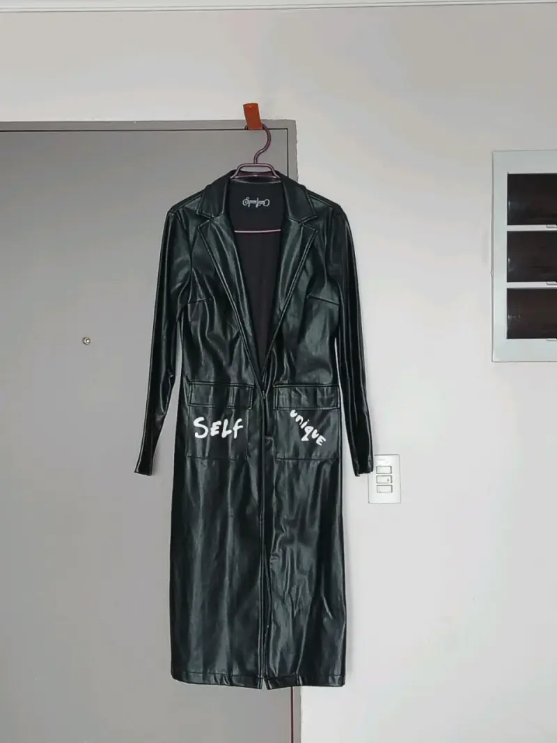 Abrigo Negro cuero sintético con diseño - 1