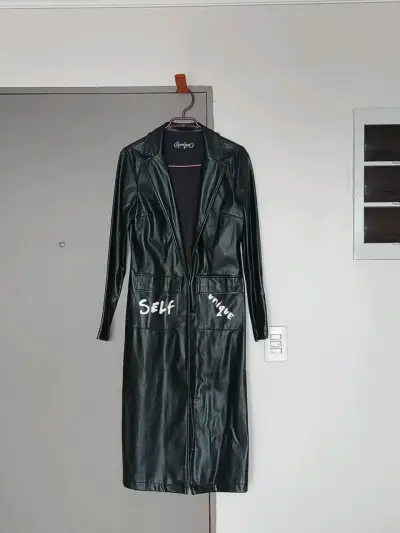 Abrigo Negro cuero sintético  con diseño - miniatura 1