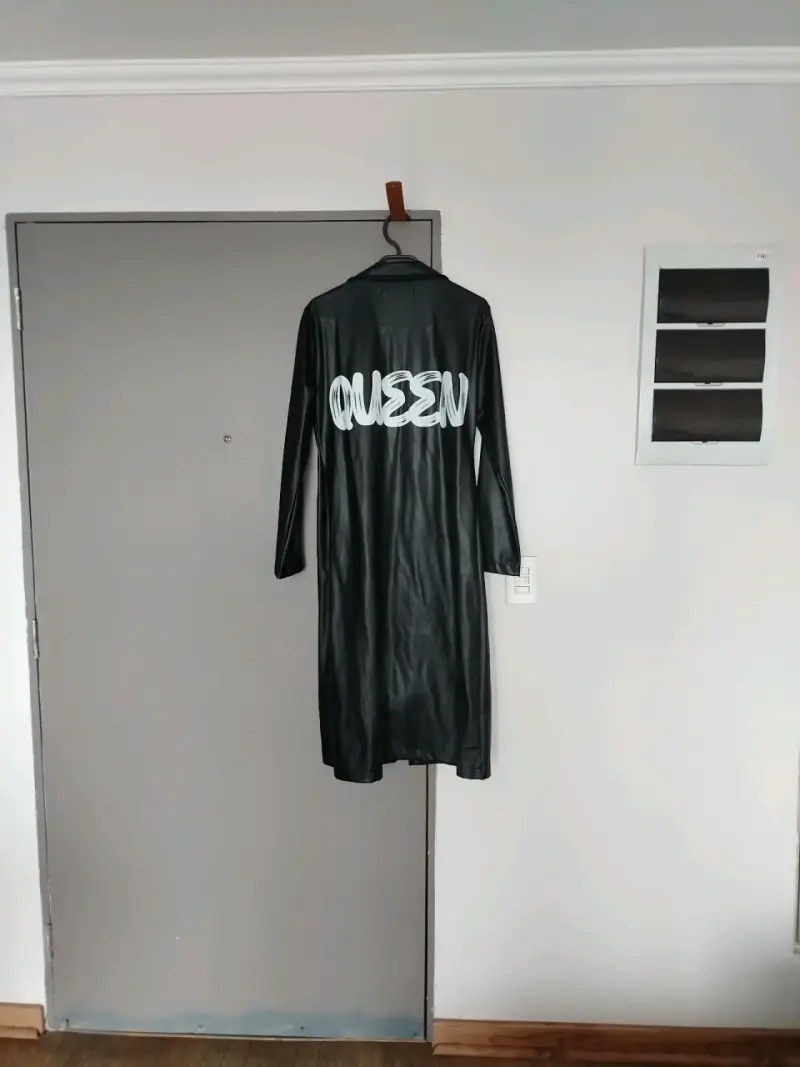 Abrigo Negro cuero sintético con diseño - 5