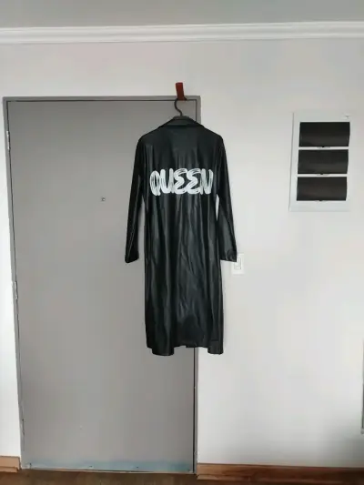 Abrigo Negro cuero sintético  con diseño - miniatura 5