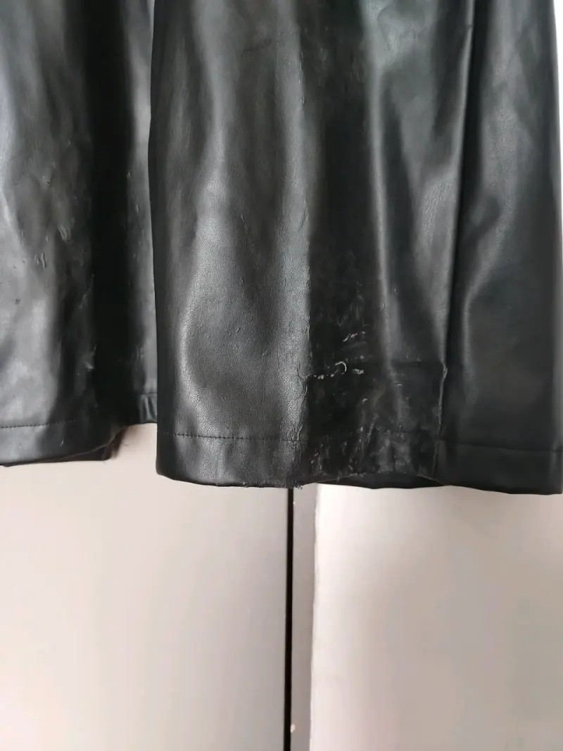 Abrigo Negro cuero sintético con diseño - 6