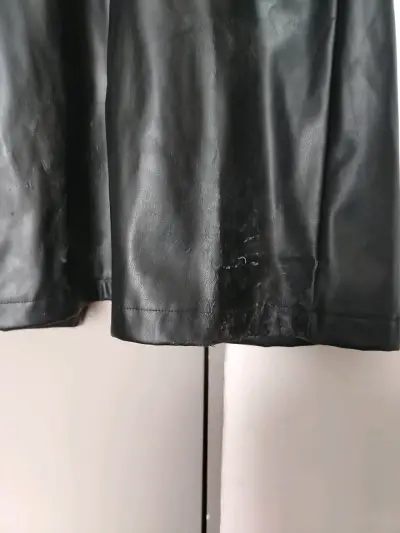 Abrigo Negro cuero sintético  con diseño - miniatura 6