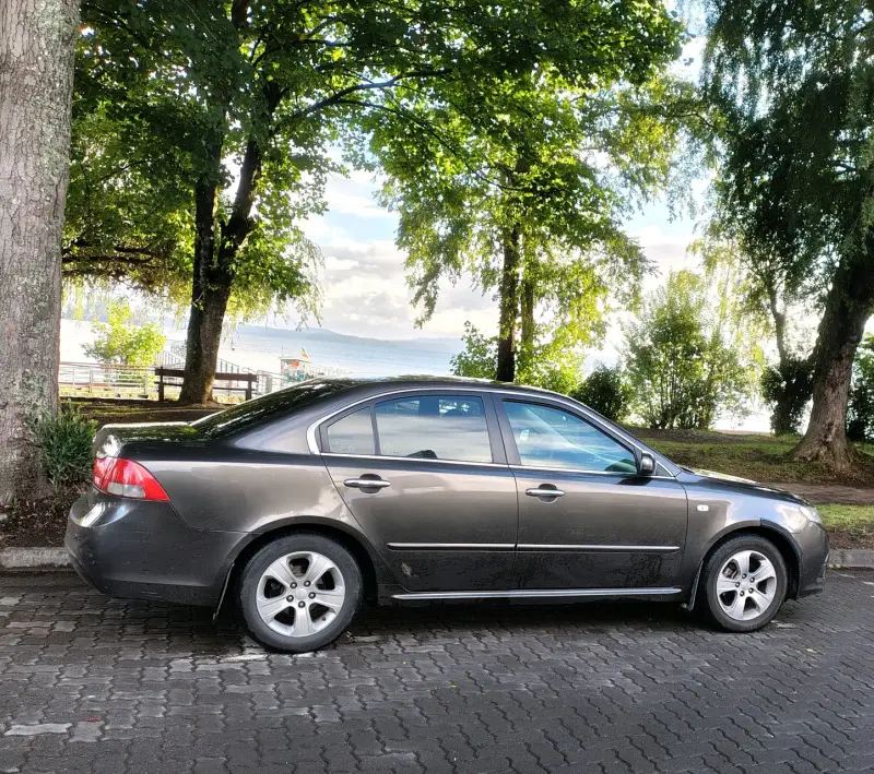 Sedán Kia Magentis 2009 excelente estado - 2