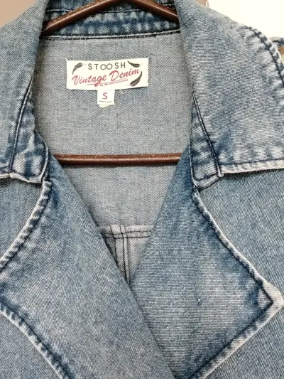 Abrigo de mezclilla azul con cinturón - miniatura 3