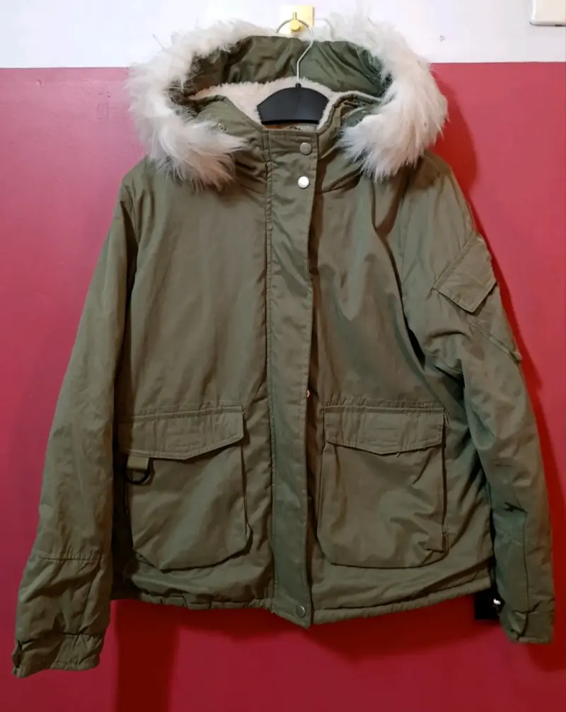 Chaqueta verde con capucha de piel sintética - 1
