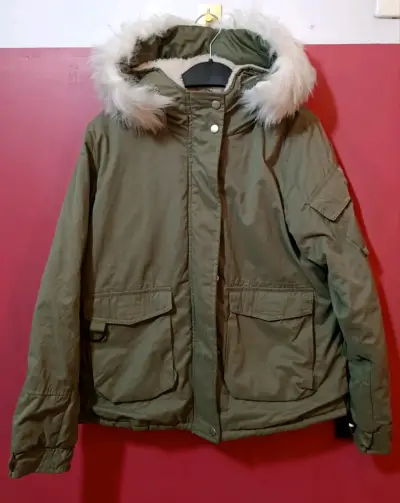 Chaqueta verde con capucha de piel sintética - miniatura 1