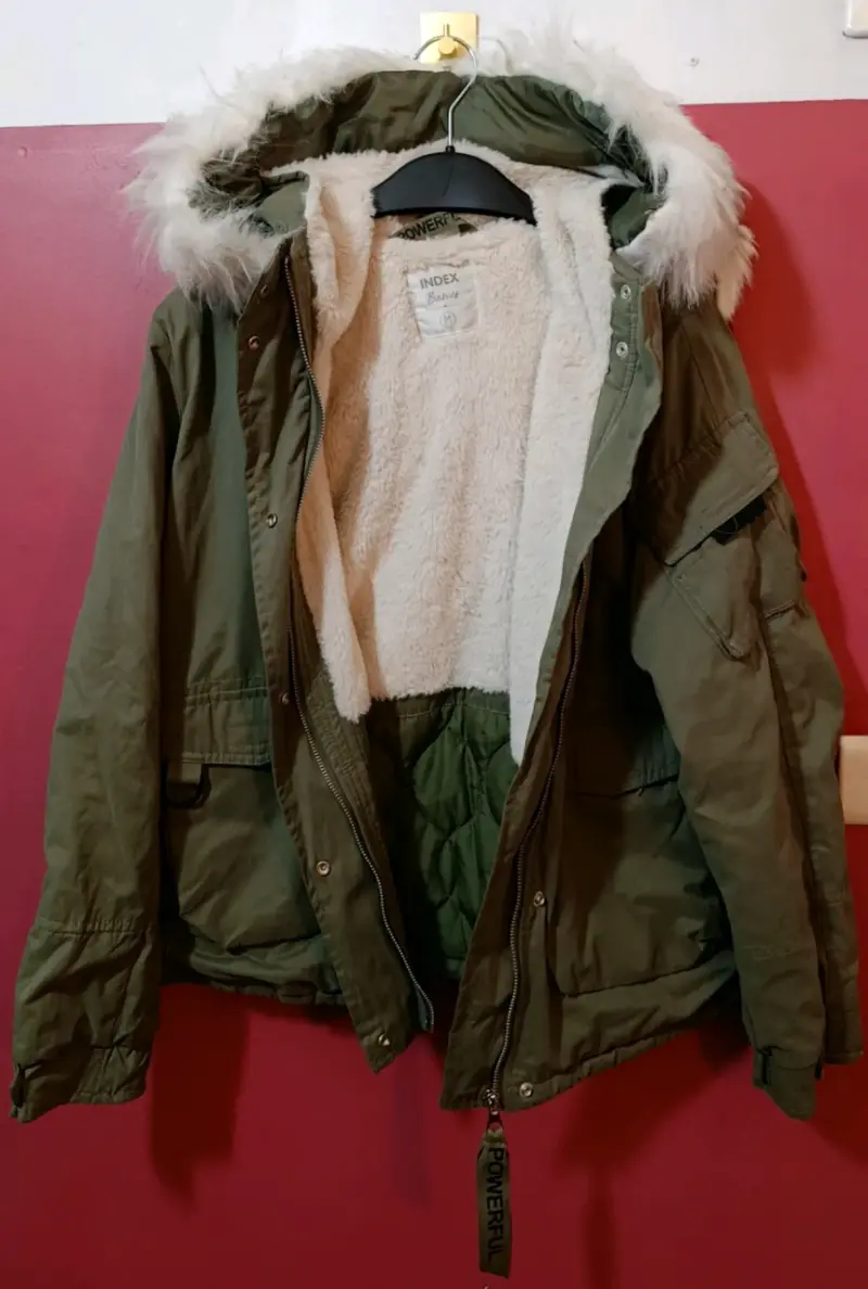 Chaqueta verde con capucha de piel sintética - 2