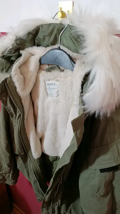 Chaqueta verde con capucha de piel sintética - miniatura 3