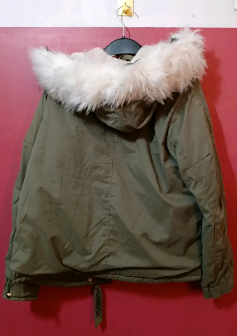 Chaqueta verde con capucha de piel sintética - 4