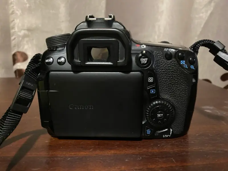 Canon Eos 70D + Cargador + Batería + Correa - 1