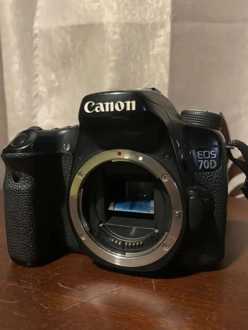 Canon Eos 70D + Cargador + Batería + Correa - 2