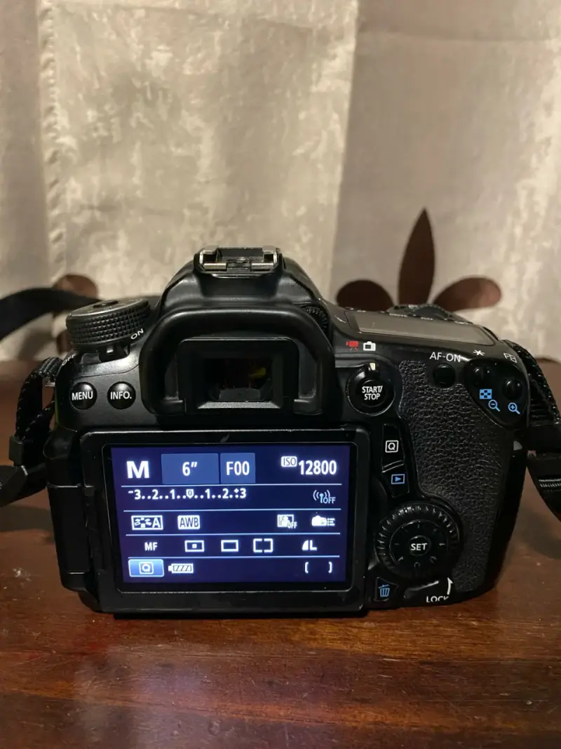 Canon Eos 70D + Cargador + Batería + Correa - 4
