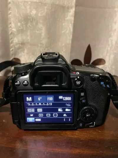 Canon Eos 70D + Cargador + Batería + Correa - miniatura 4