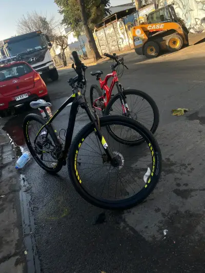 Bicicleta de montaña negra con suspensión - miniatura 1
