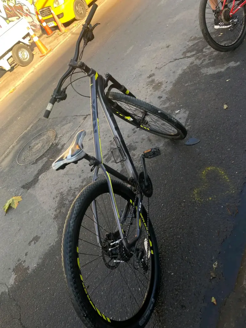 Bicicleta de montaña negra con suspensión - 2
