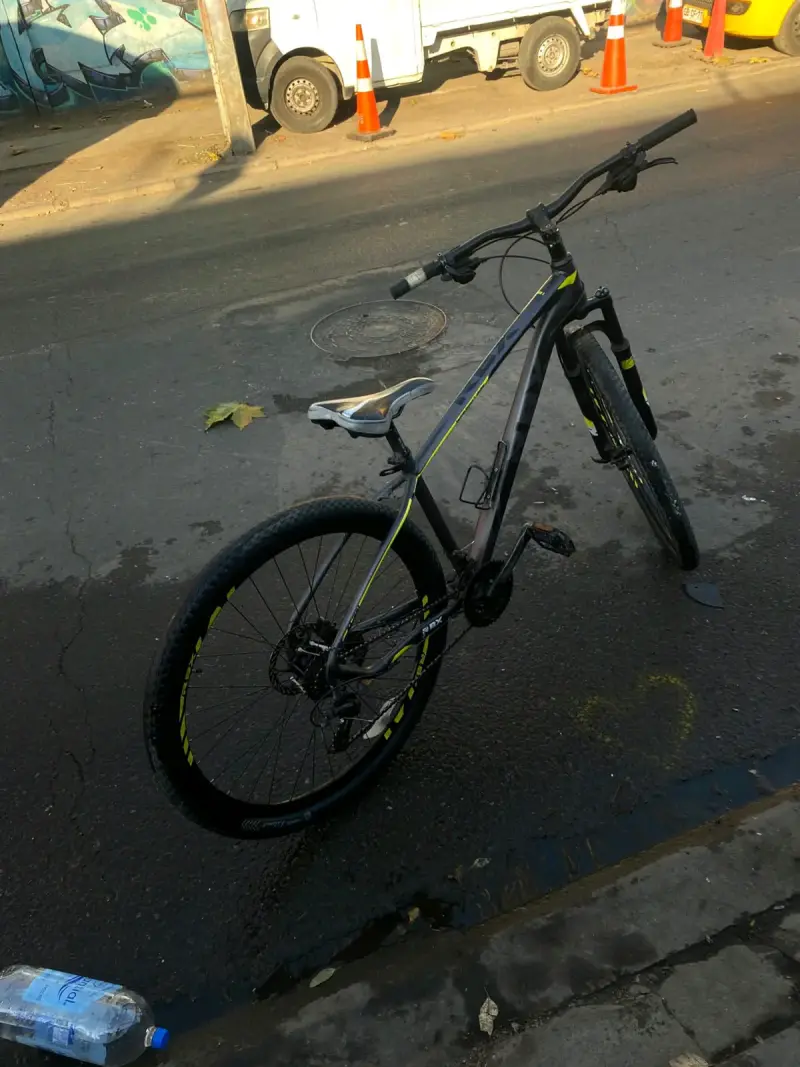 Bicicleta de montaña negra con suspensión - 3