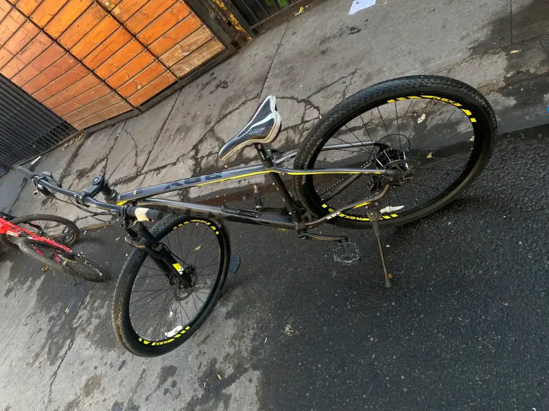 Bicicleta de montaña negra con suspensión - 4