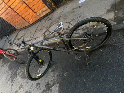 Bicicleta de montaña negra con suspensión - miniatura 4