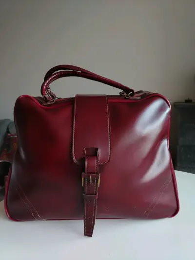Elegante bolso de cuero burdeos con hebilla - miniatura 1