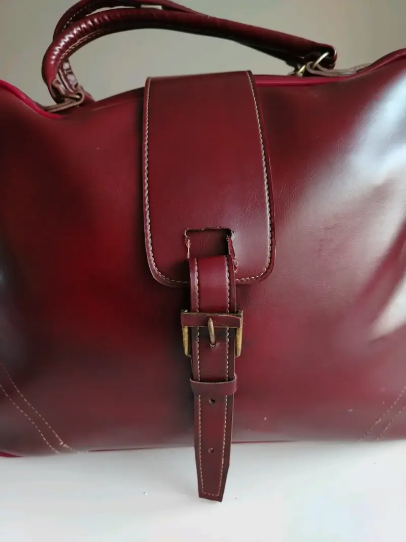 Elegante bolso de cuero burdeos con hebilla - 2