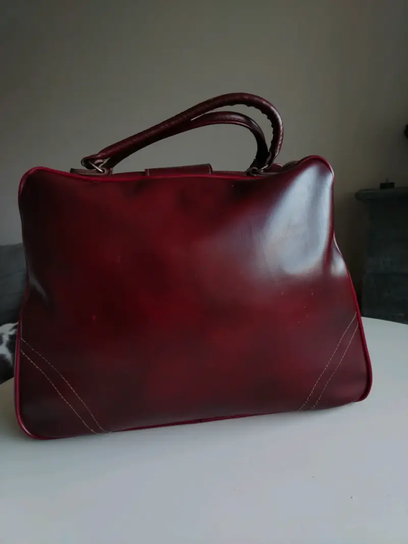 Elegante bolso de cuero burdeos con hebilla - 3