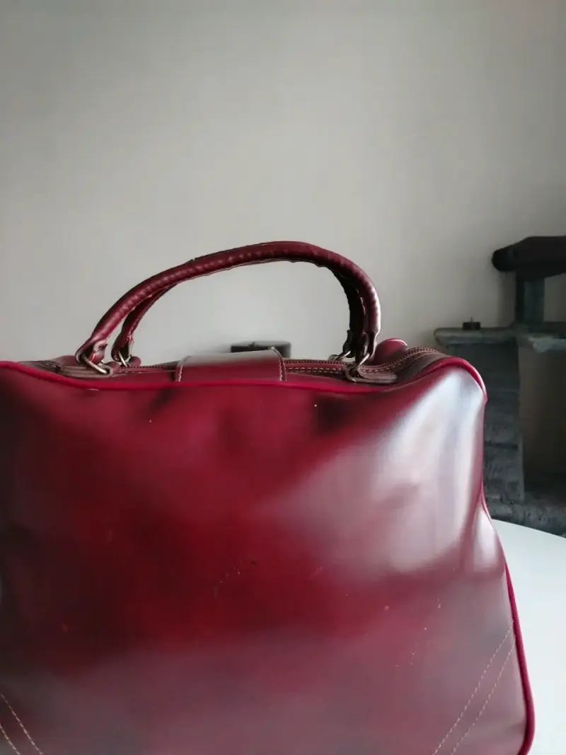 Elegante bolso de cuero burdeos con hebilla - 4