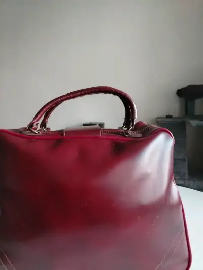 Elegante bolso de cuero burdeos con hebilla - miniatura 4