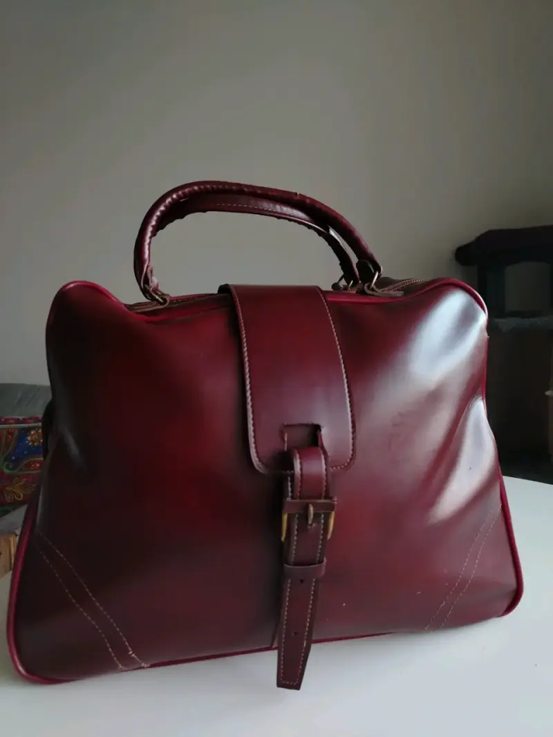 Elegante bolso de cuero burdeos con hebilla - 5