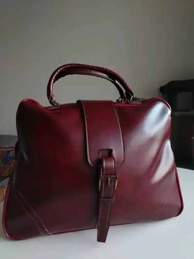 Elegante bolso de cuero burdeos con hebilla - miniatura 5