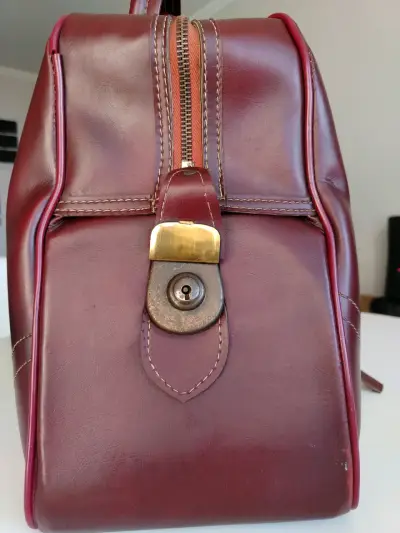 Elegante bolso de cuero burdeos con hebilla - miniatura 6