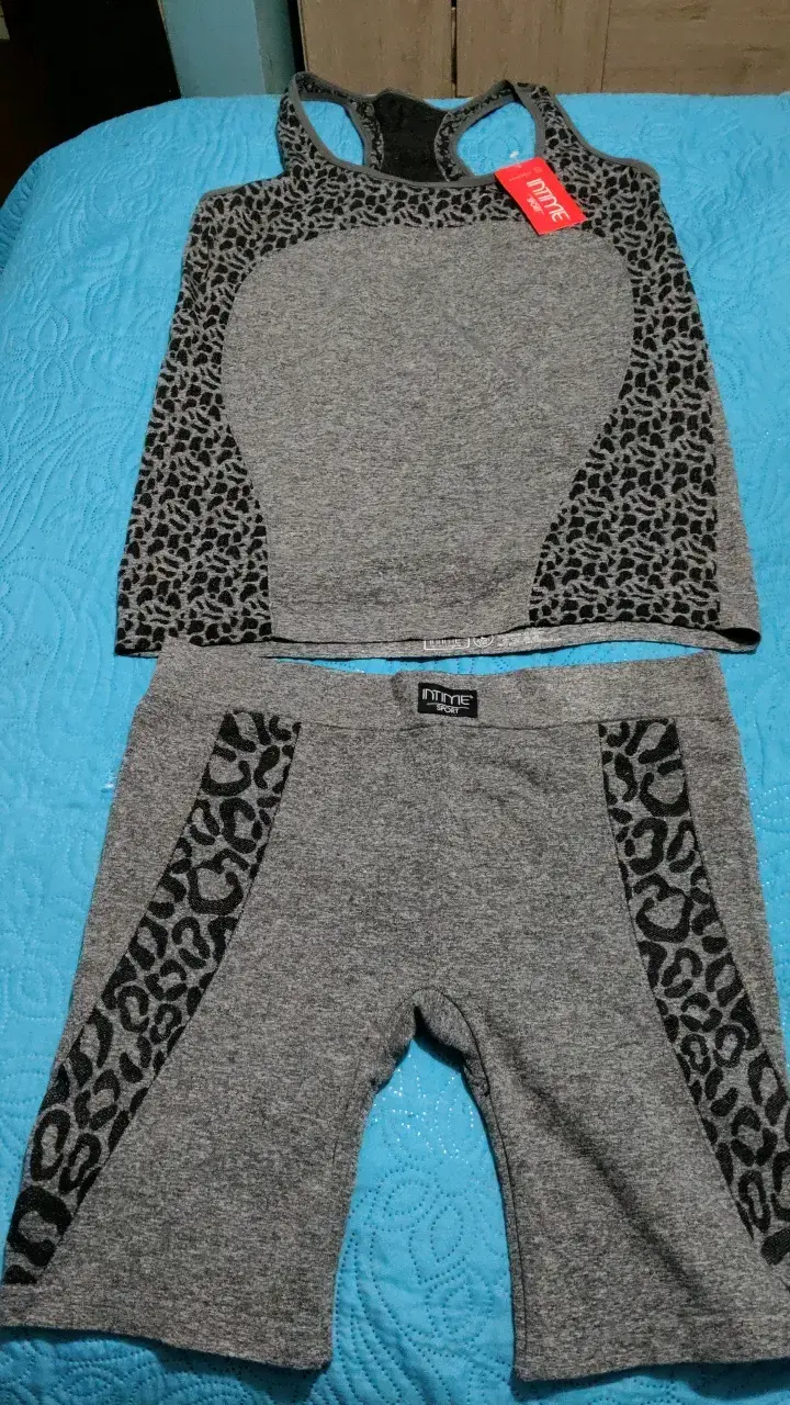 Conjunto deportivo gris con estampado animal print - 1