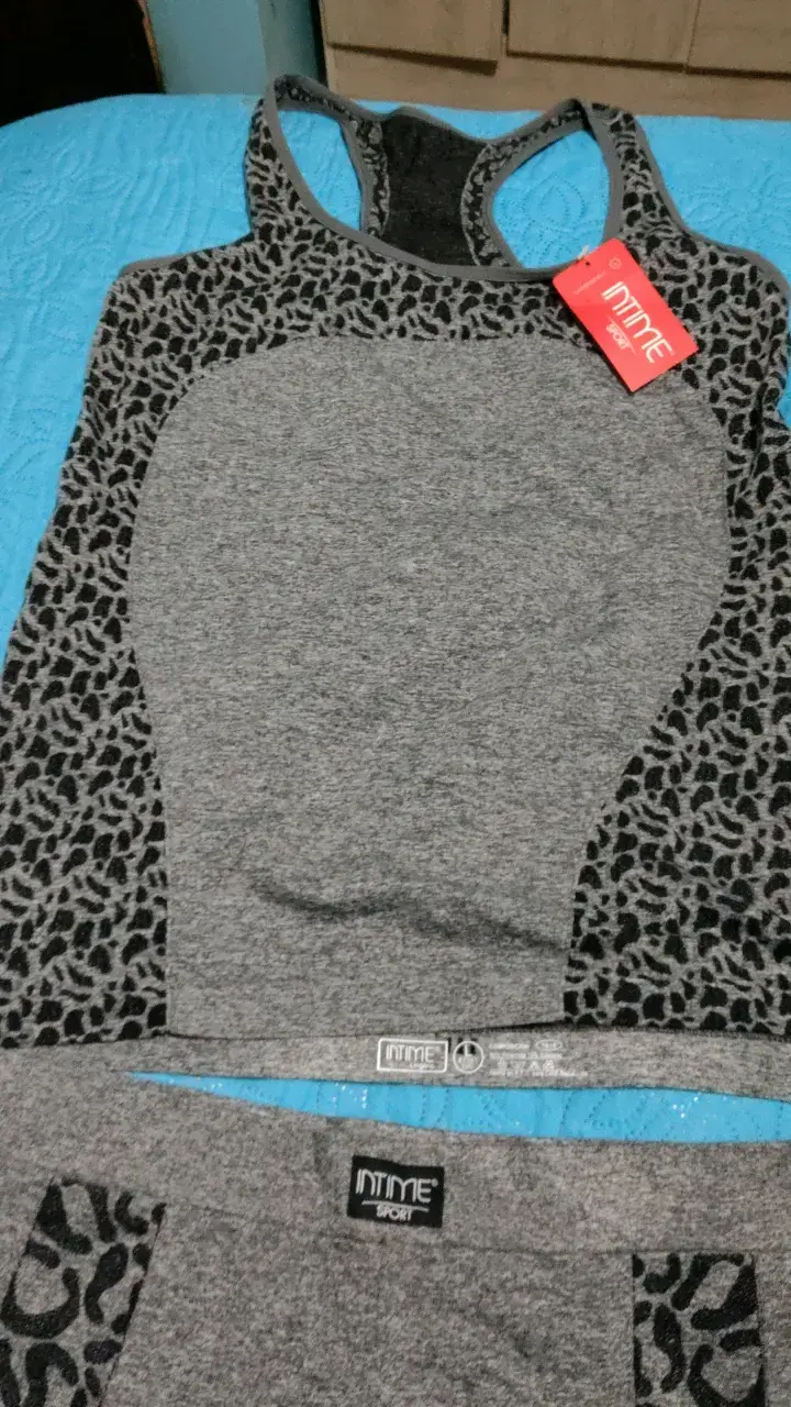 Conjunto deportivo gris con estampado animal print - 3