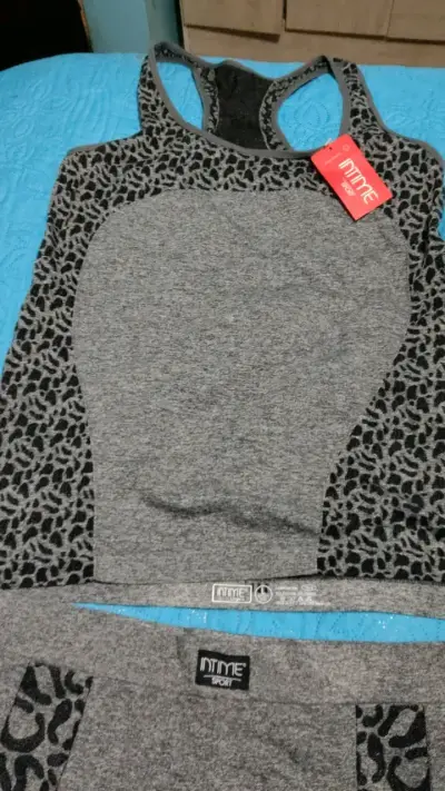 Conjunto deportivo gris con estampado animal print - miniatura 3