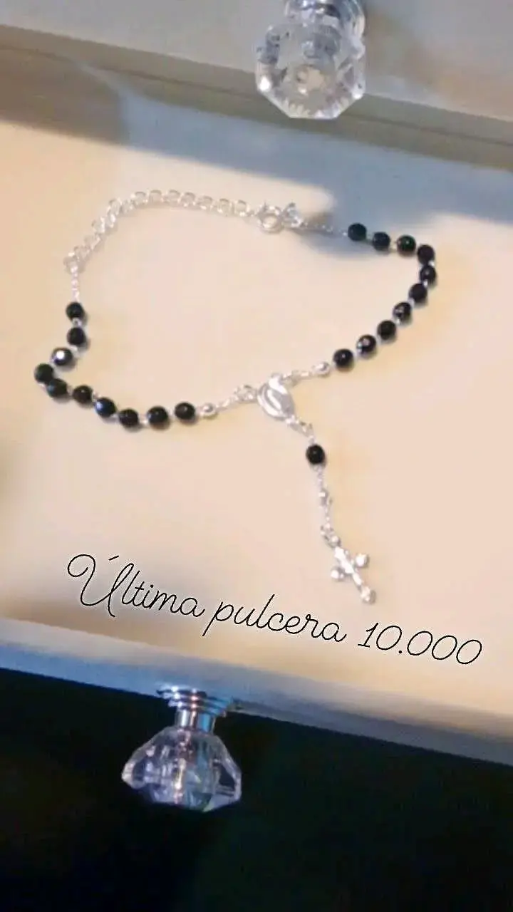 Pulsera de cuentas negras con cruz