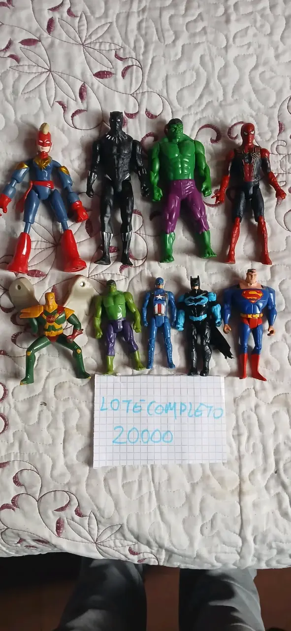 Lote de figuras de acción de superhéroes - 1