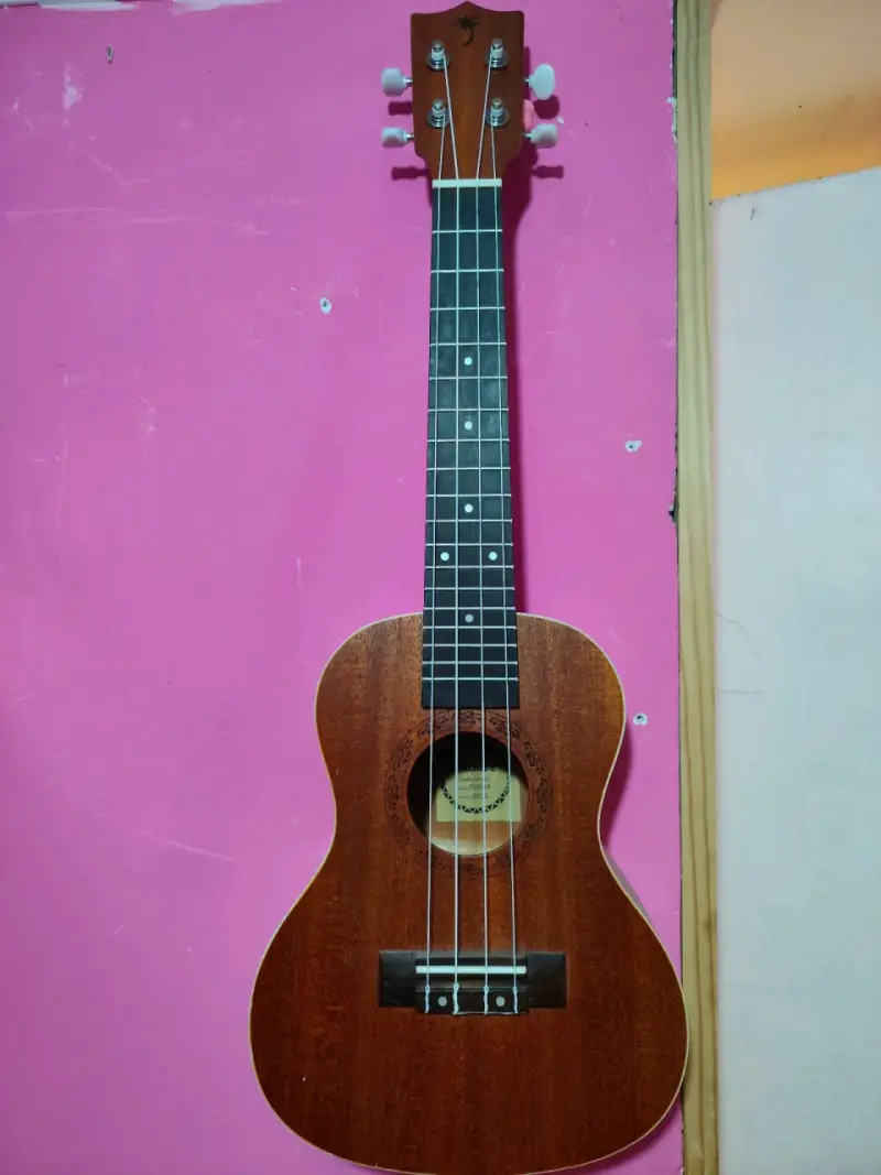 Ukulele soprano de madera en buen estado