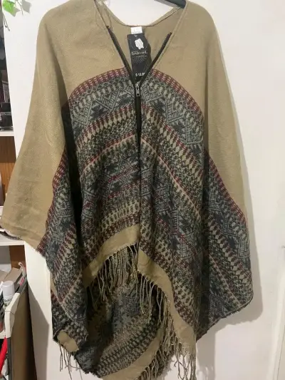 Poncho de lana con diseño étnico y flecos - miniatura 1
