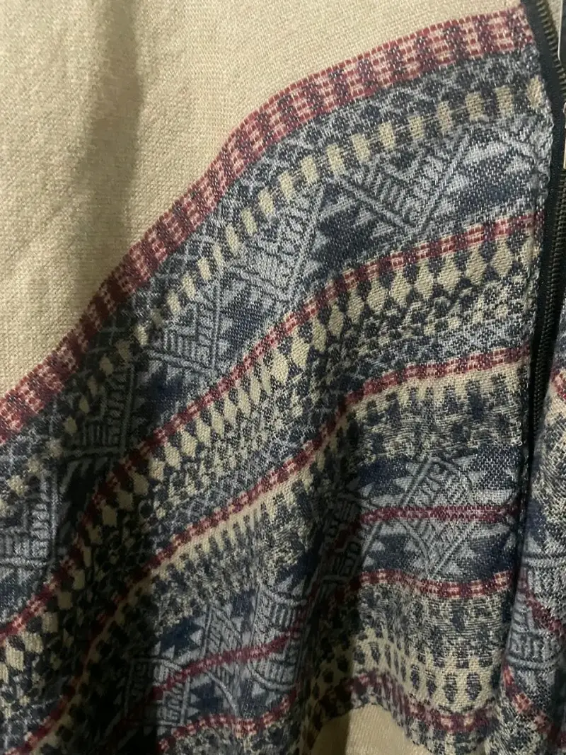 Poncho de lana con diseño étnico y flecos - 2
