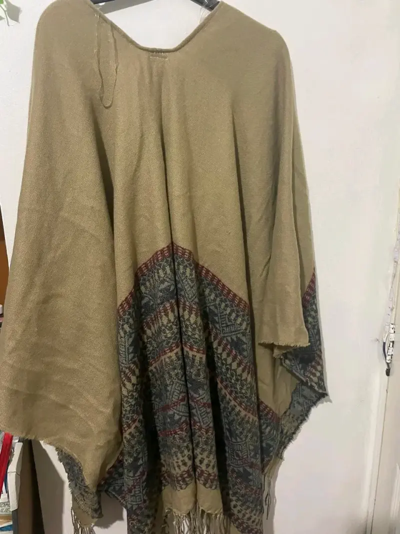 Poncho de lana con diseño étnico y flecos - 3