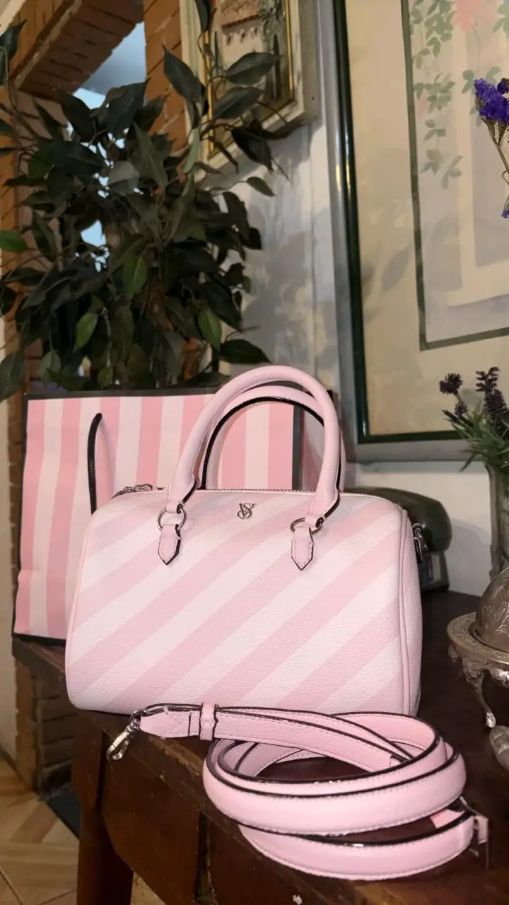 Bolso de mano rosa con diseño a rayas