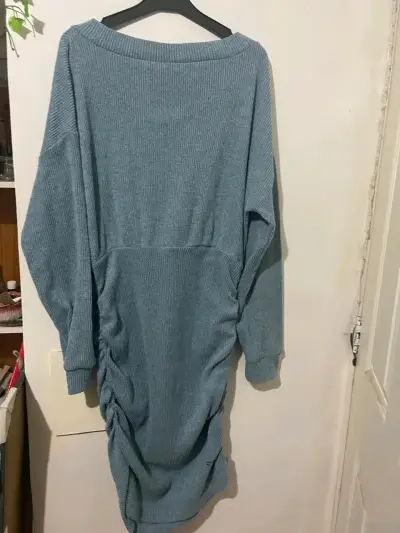 Vestido suéter celeste l con fruncido lateral - miniatura 1