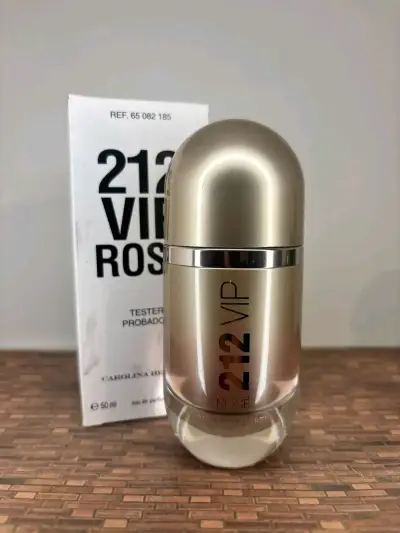 Perfume Carolina Herrera 212 VIP Rosé 50ml - miniatura 1