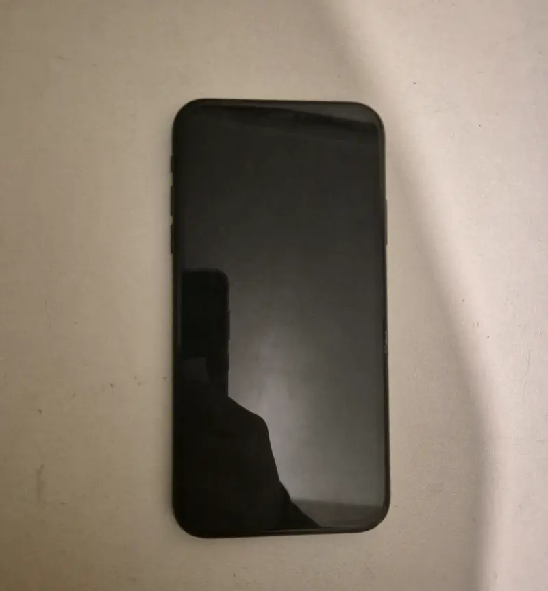 iPhone XR negro en excelente estado - 2