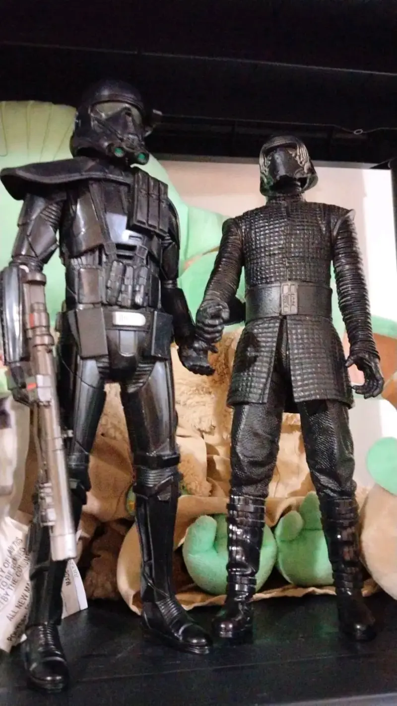 Figuras de acción Star Wars Kyo Ren y Stormtrooper