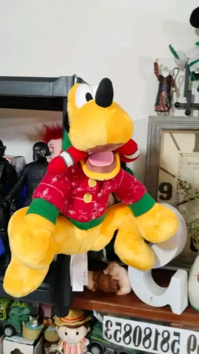 Peluche de perro amarillo con suéter navideño - miniatura 1