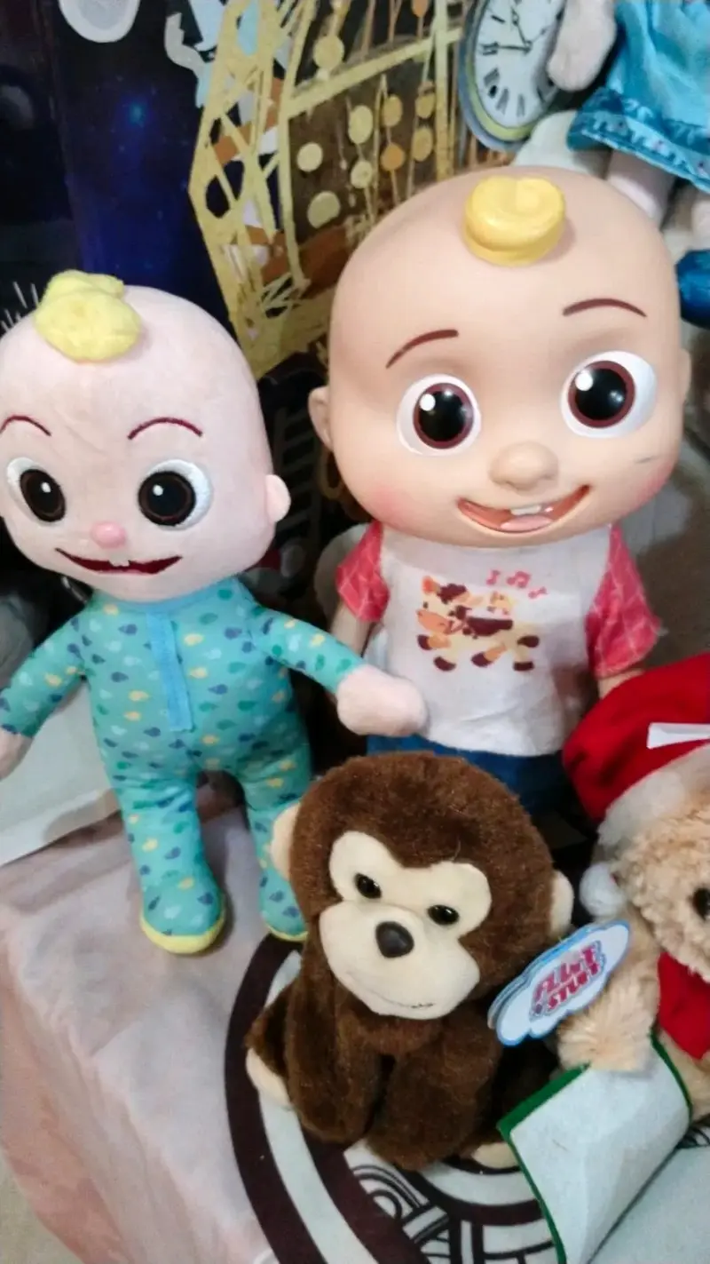 Muñecos de peluche bebés con ropa colorida