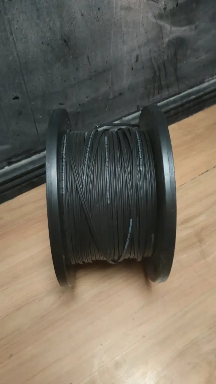 Cable eléctrico negro en carrete - 1